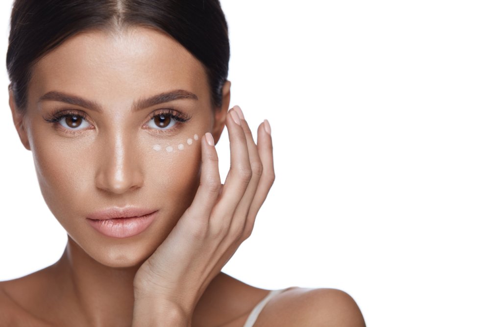 Девушка косметология на белом фоне