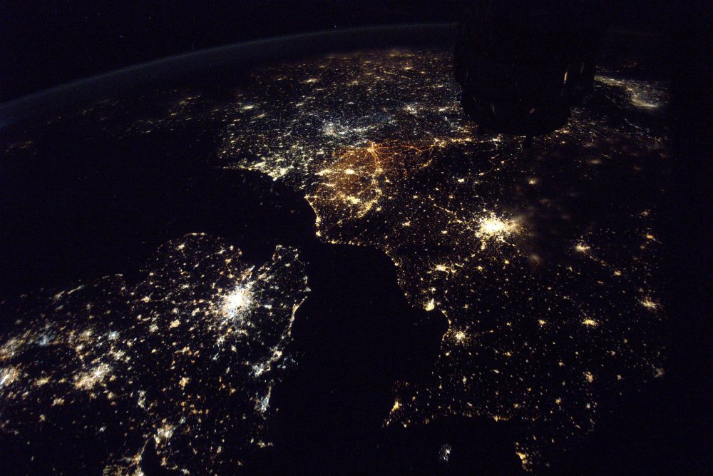 Мир из космоса ночью