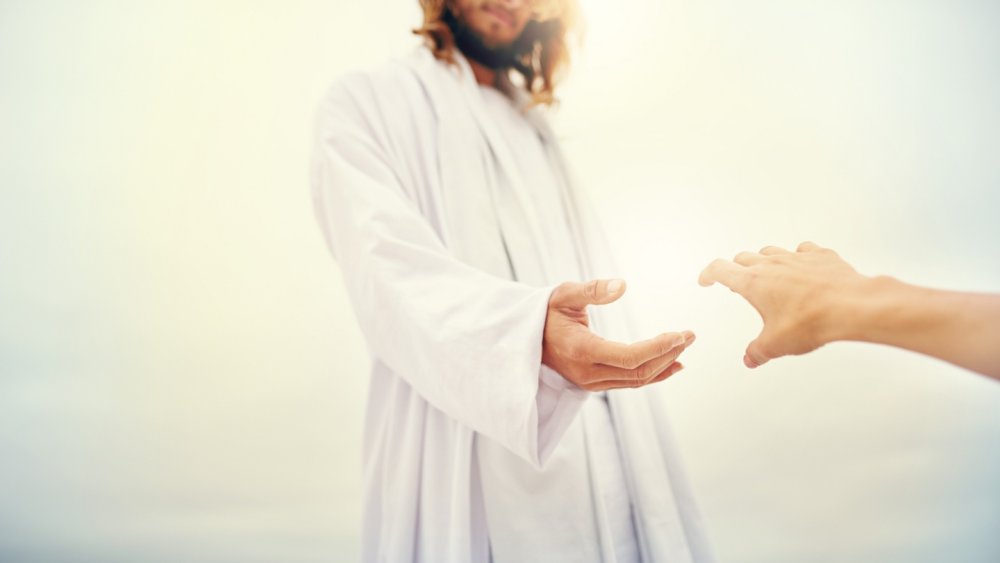 Красивая девушка в храме