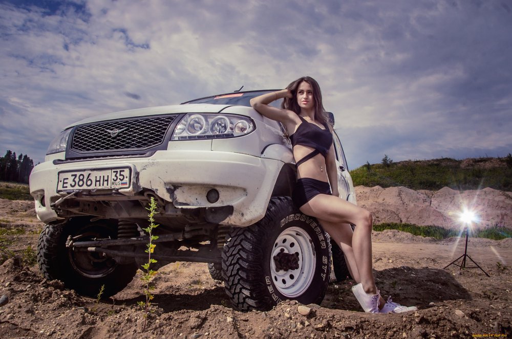 УАЗ Патриот и девушки