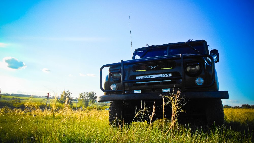 Внедорожник в поле
