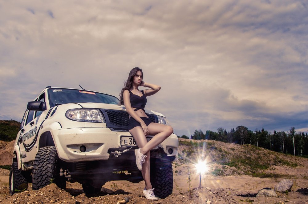 УАЗ Патриот и девушки