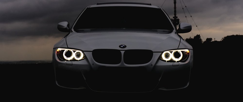 Пацан возле машины