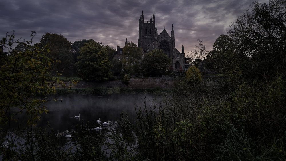 Мрачное кладбище