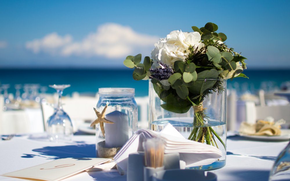 Столик у моря