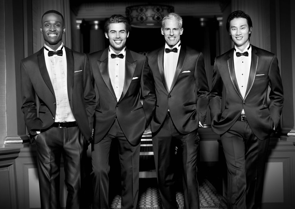 Три мужчины в смокингах