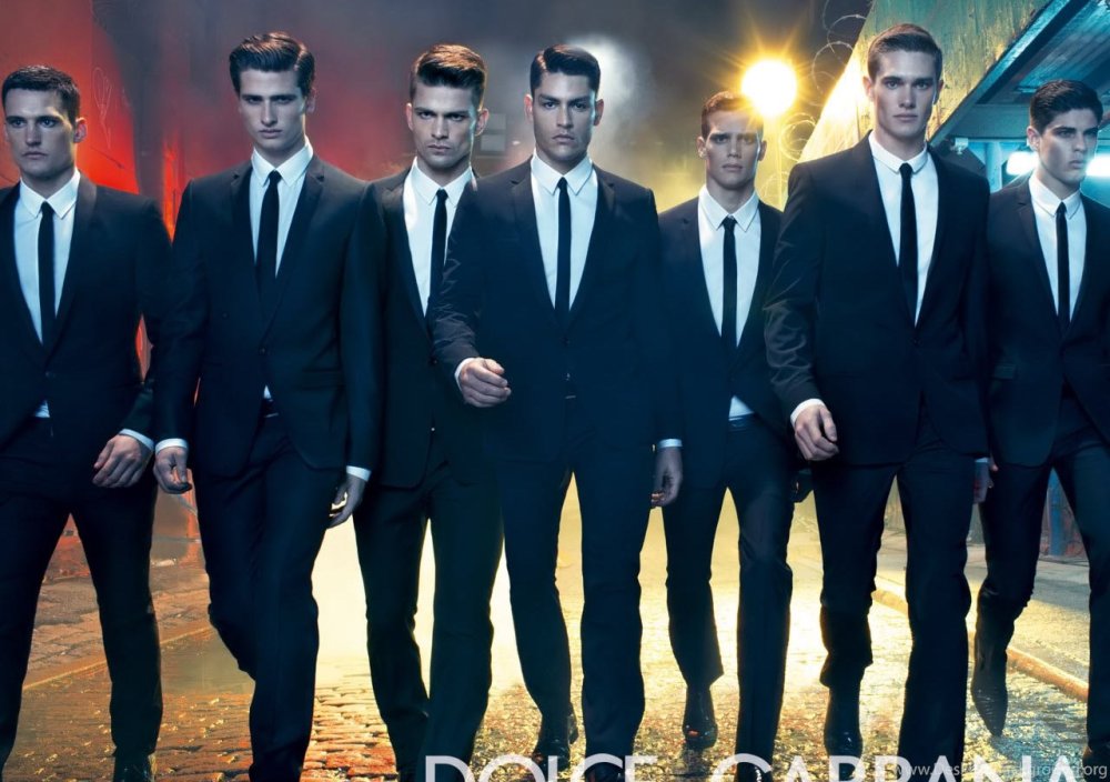 Несколько мужчин в костюмах