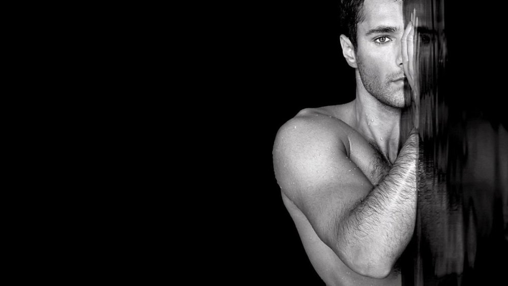 Красивый мужчина на черном фоне