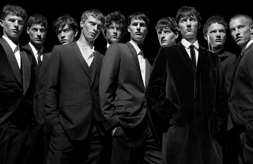 Толпа мужчин в костюмах