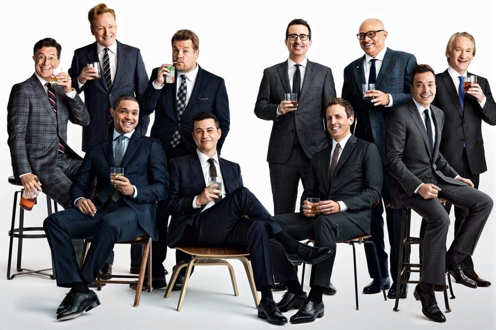 Много мужчин в костюмах