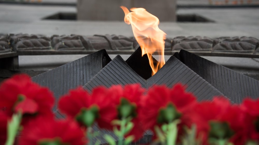 Вечный огонь силуэт