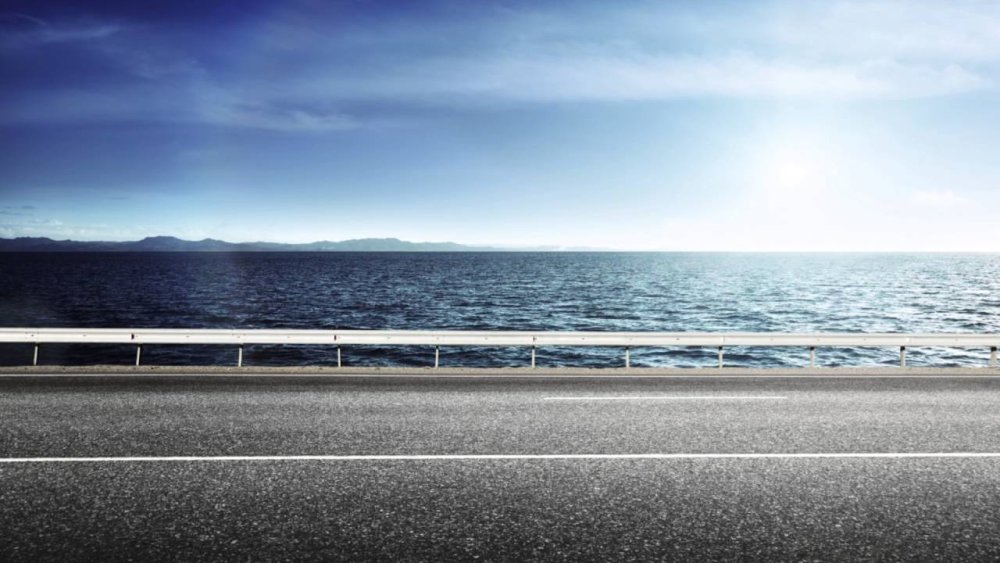 Дорога вдоль пляжа вид сбоку