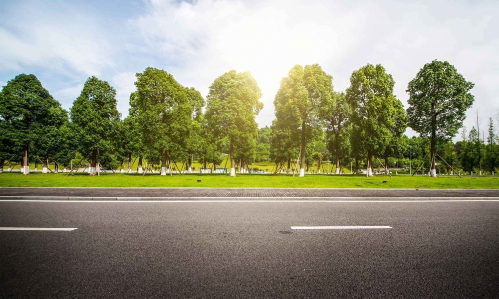 Дорога сбоку в городе