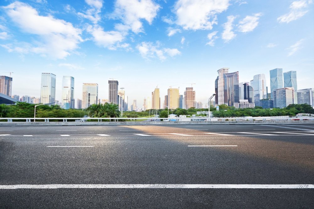 Дорога пустая в городе сбоку