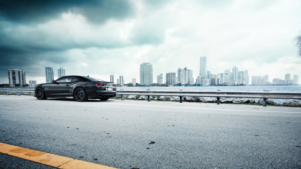 Машина на фоне города