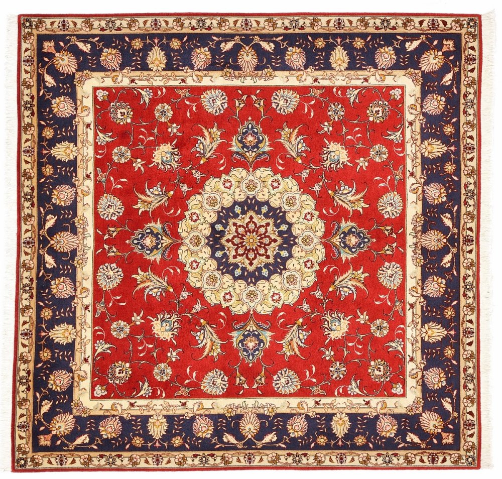 Ковер красный с узорами