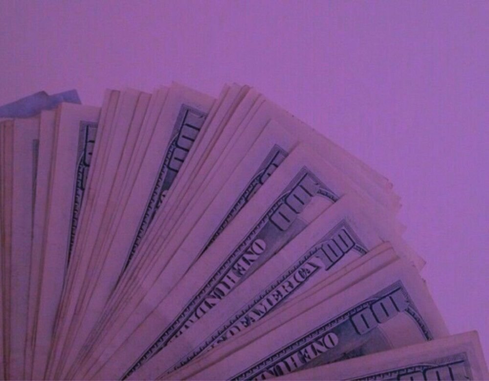 Деньги в руках девушки Эстетика