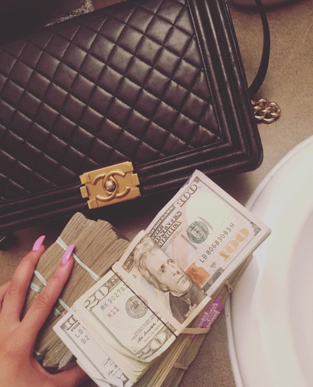 Фиолетовые деньги