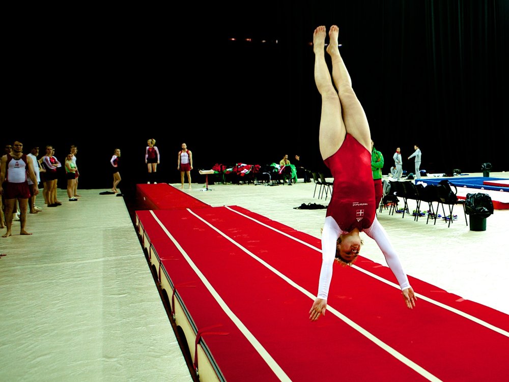 Прыжки на акробатической дорожке
