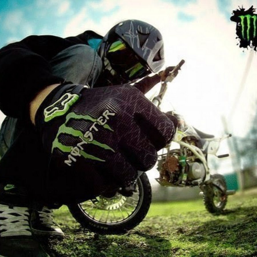 Чел с зелёным питбайком