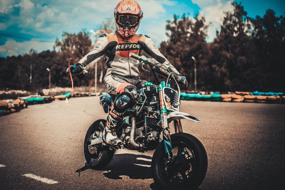 Крутой пацан на питбайке