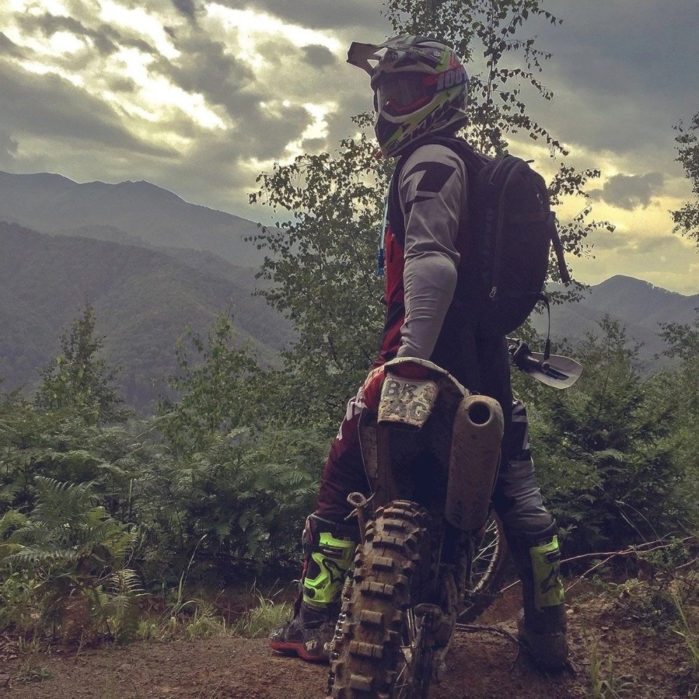 Эндуро байкер