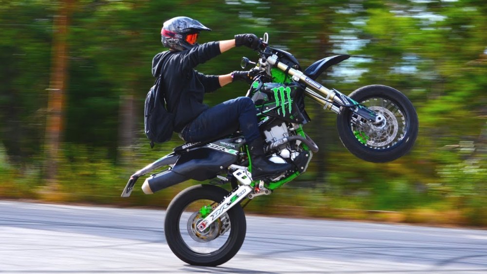 Husqvarna 450 Supermoto Wheelie