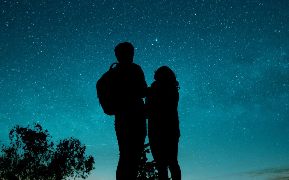 Парень под луной