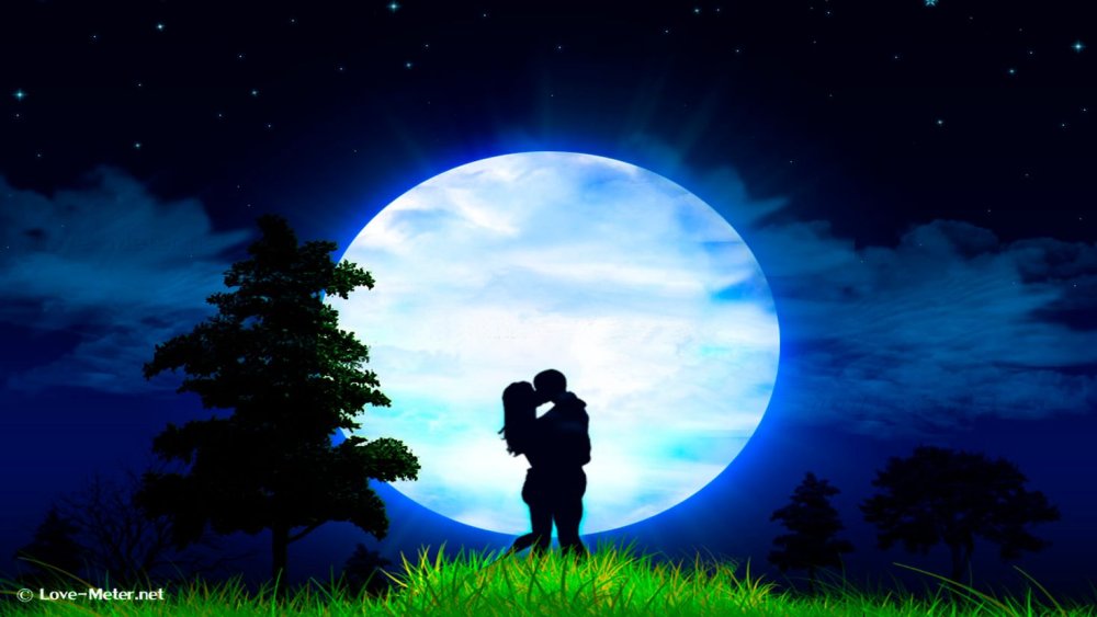 Влюбленная пара на фоне Луны