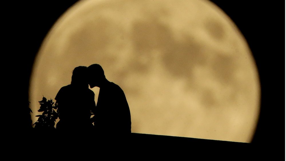 Влюбленные на фоне Луны