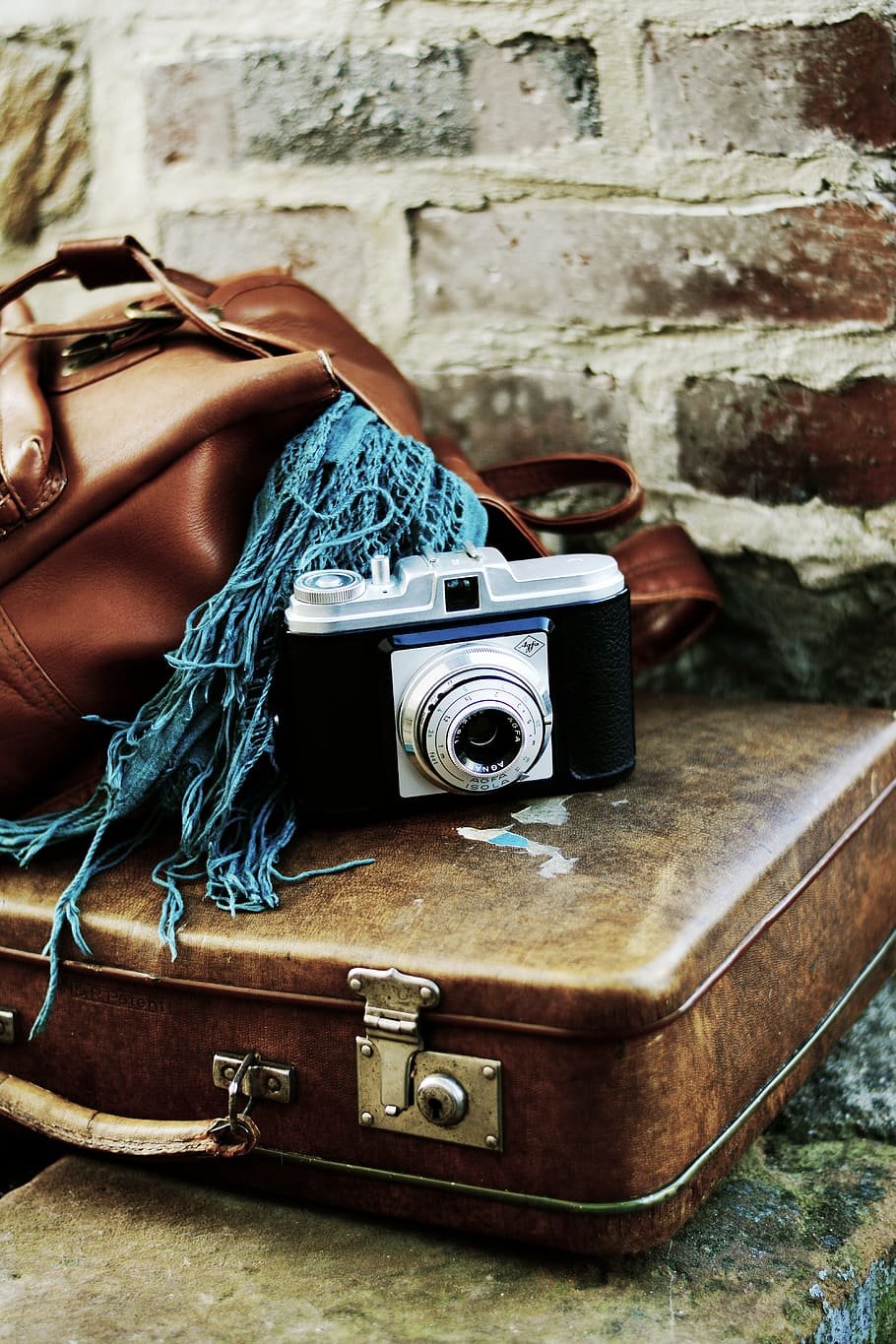 Старинный красный чемодан