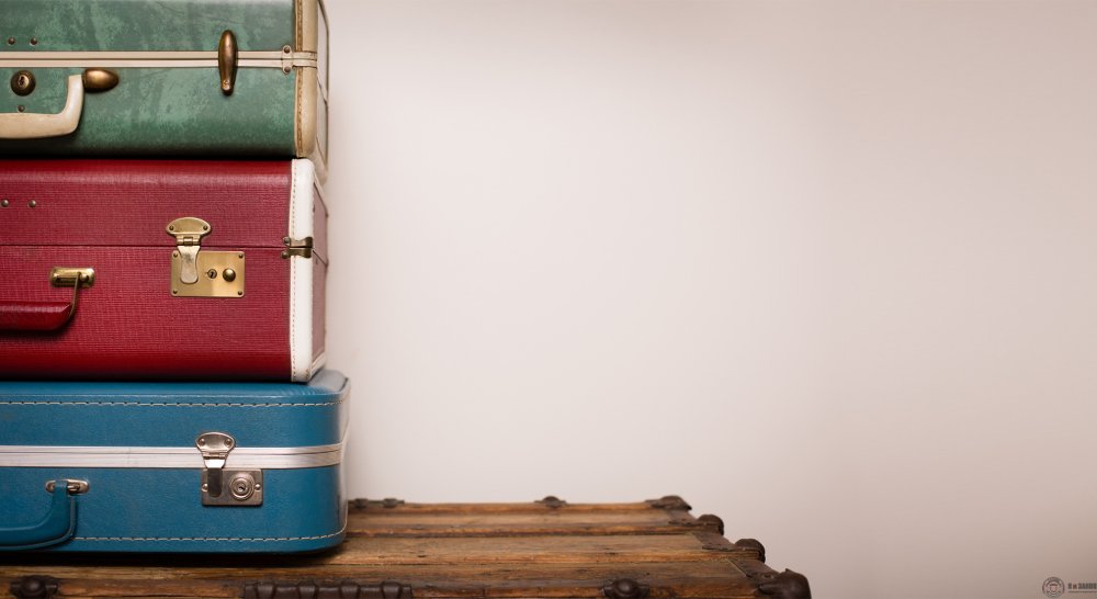 Чемодан на красивом фоне