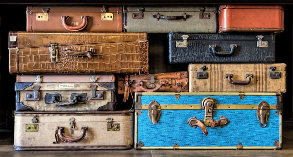 Чемодан на деревянном фоне