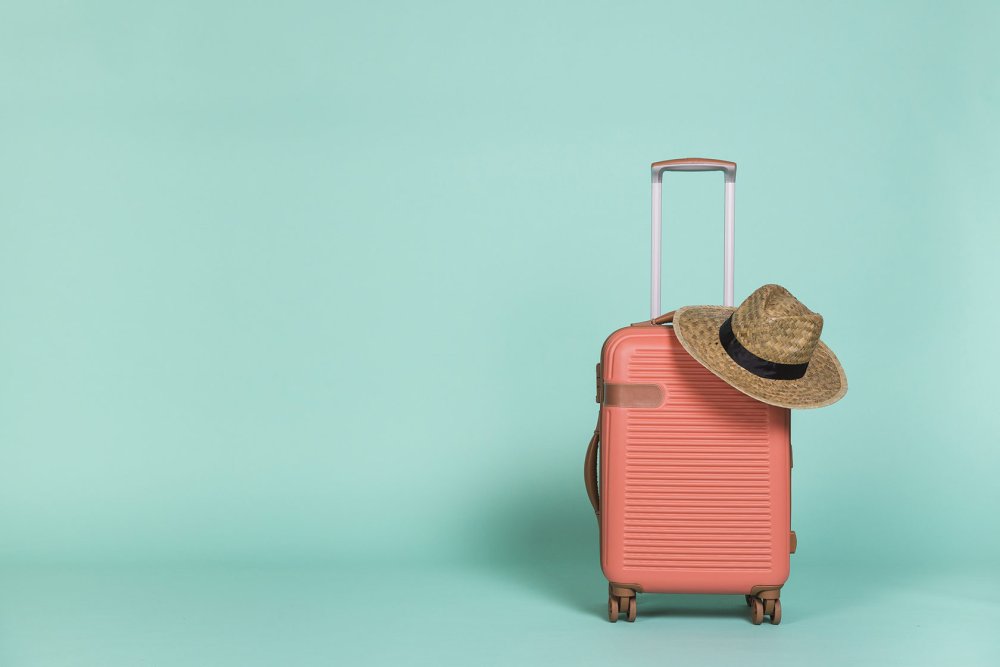 Чемодан на однотонном фоне