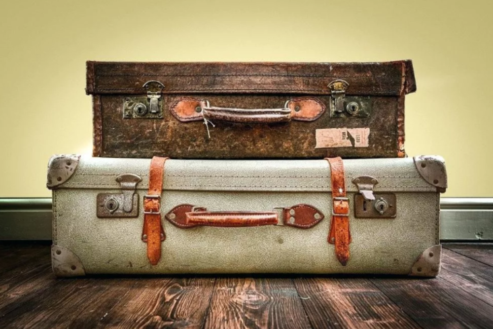 Гора старых чемоданов