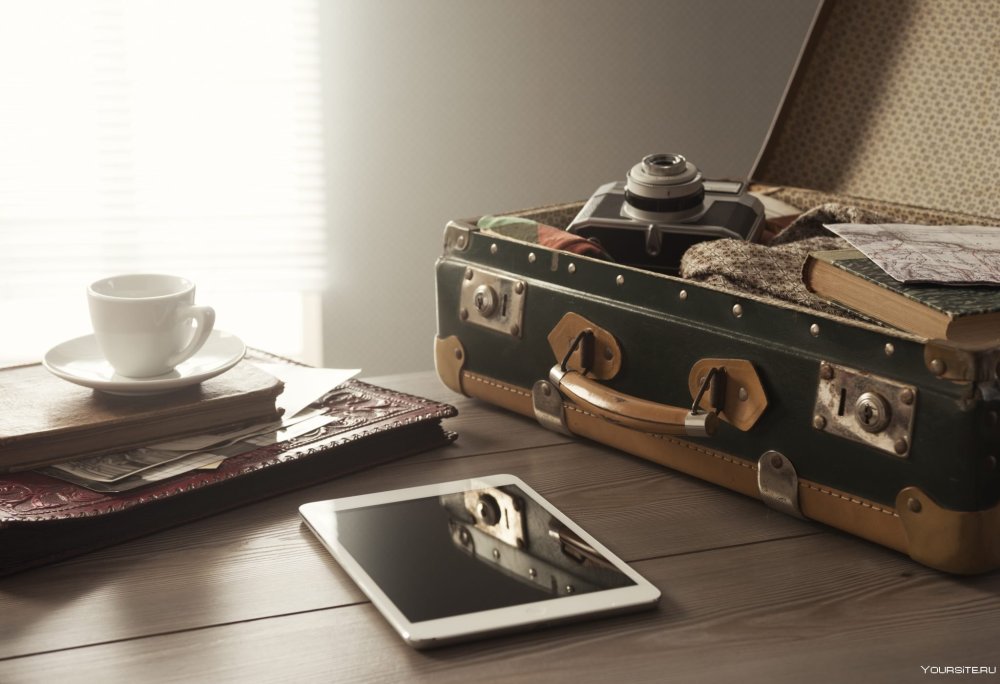 Открытый старый чемодан