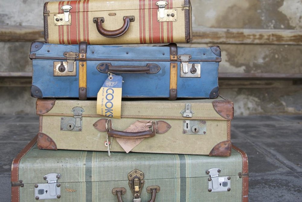 Чемодан на красивом фоне