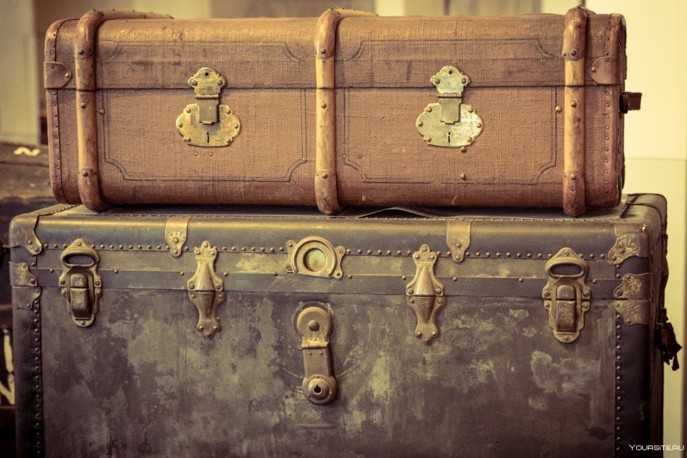 Винтажные вещи на столе