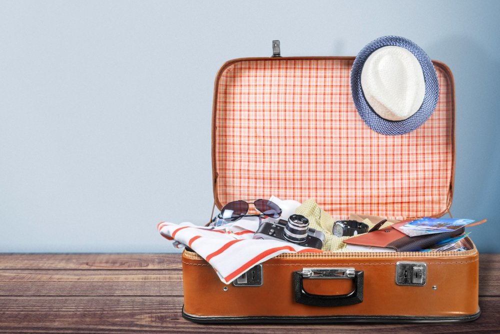 Фон раскрытый чемодан