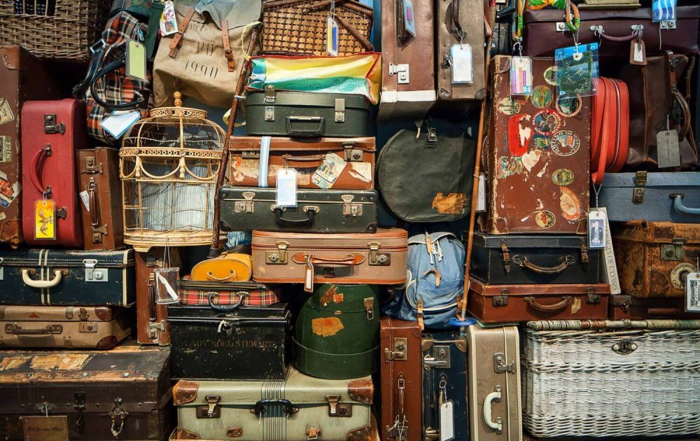 Старый чемодан с вещами