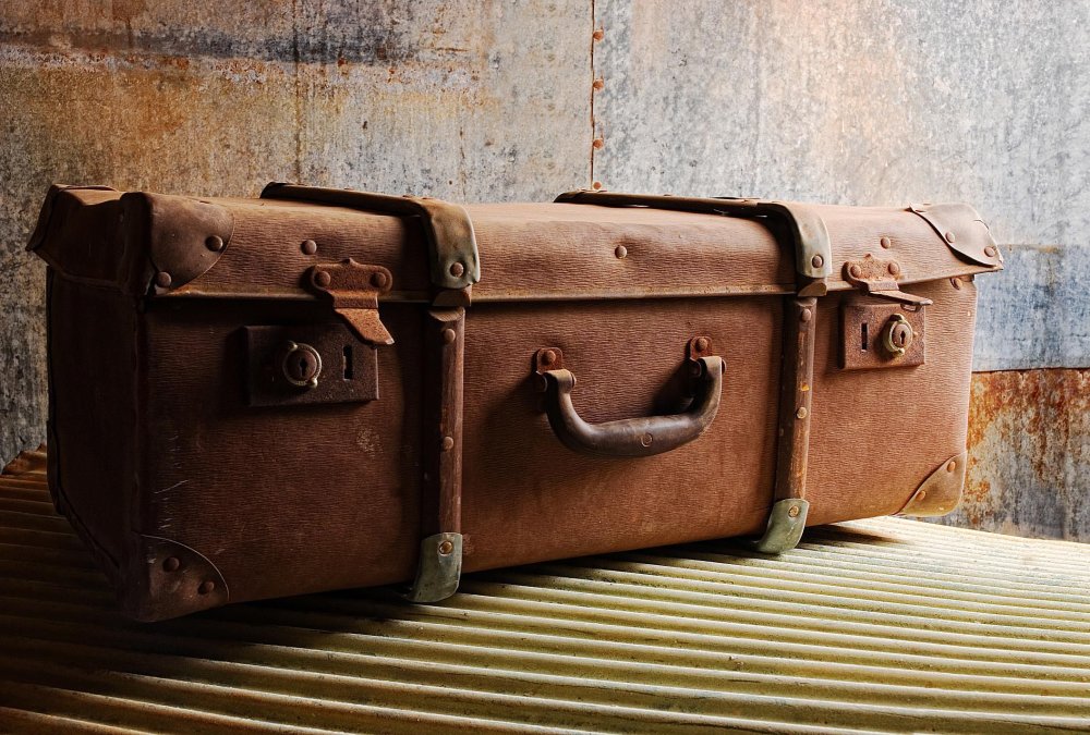 Открытый старый чемодан