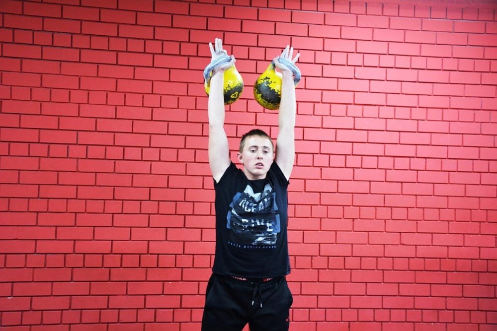 Девушка с гирей