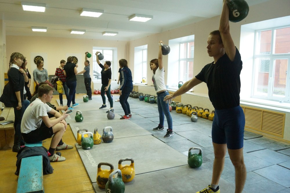 Мужчина с гирей