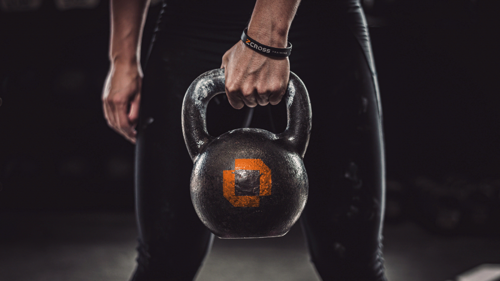 Девушка с гирей