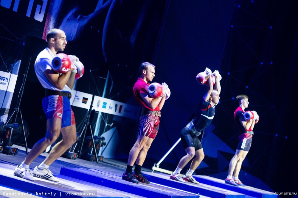 Спортсмен с гирями