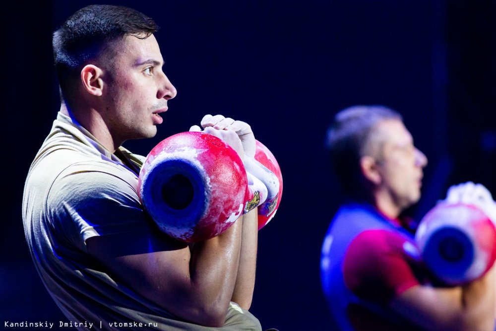 Девушки с гирями