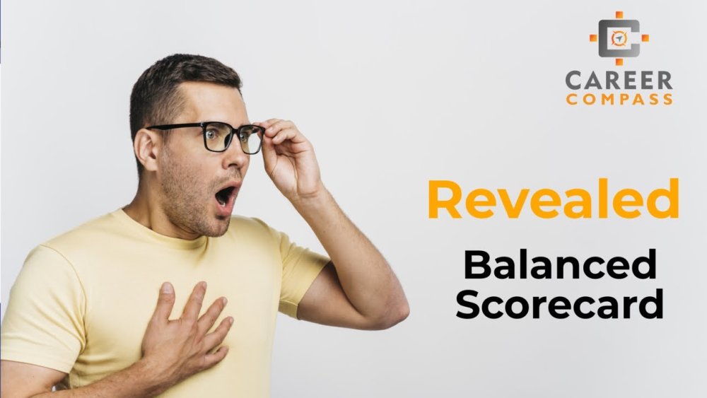 Человек удивляется банану