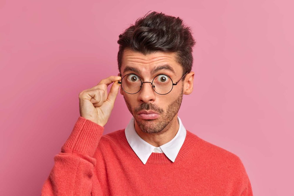 Мужчина удивлен и задумчив