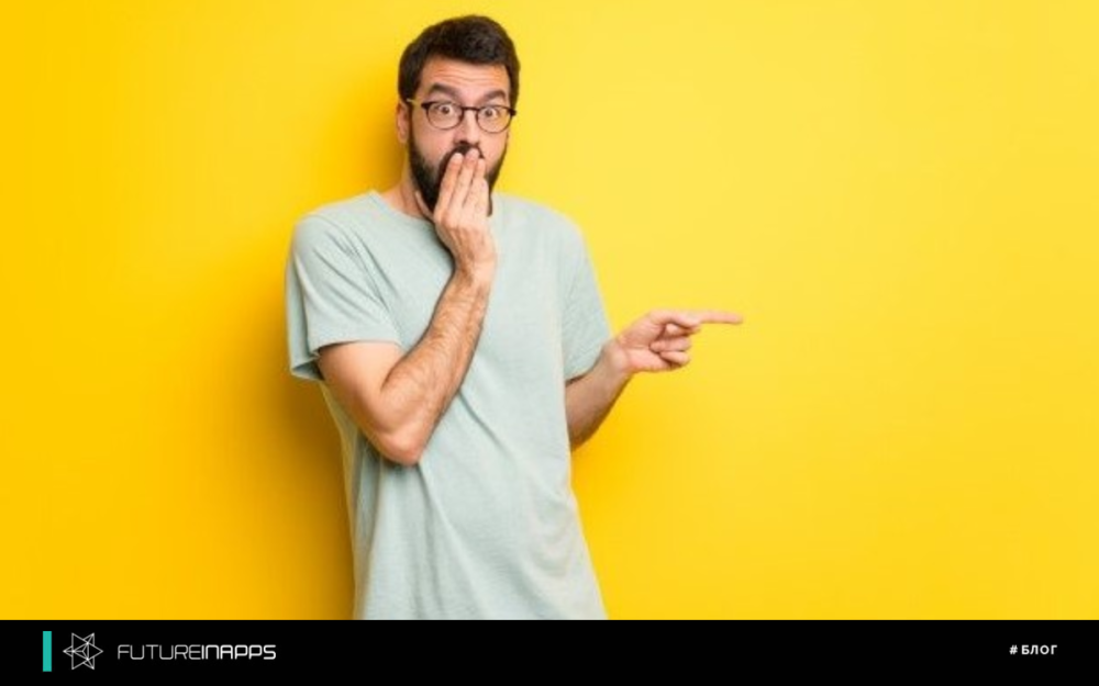 Мужчина удивленный заглядывает в пакет