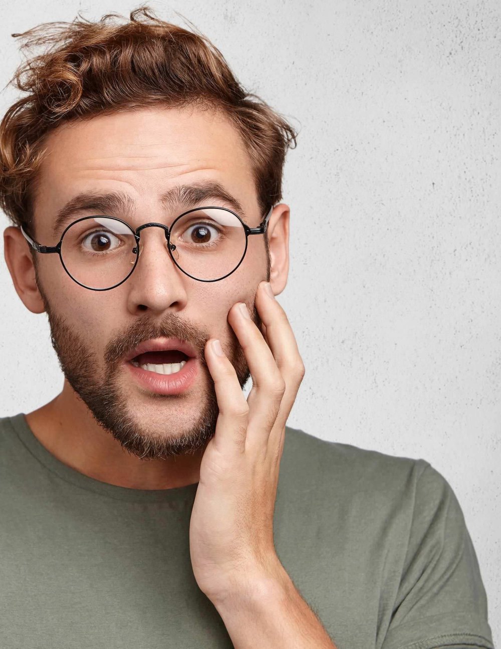 Удивленный человек в очках